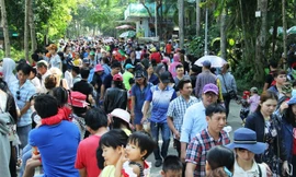 Nghỉ Tết Dương lịch, hàng ngàn người dân TP.HCM và các tỉnh lân cận đổ về các khu vui chơi trên địa bàn TP. Tại Thảo Cầm Viên Sài Gòn (quận 1), lượng khách đổ về đây rất đông