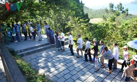 Dòng người về khu mộ tri ân công lao của Đại tướng.