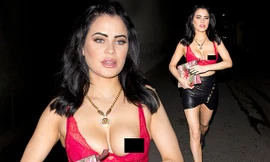 Người mẫu Playboy hớ hênh lộ ngực phản cảm