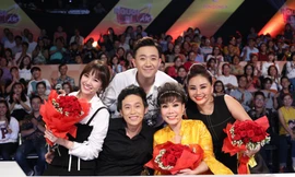 Trấn Thành-Hoài Linh chơi trội, tặng hoa toàn bộ khán giả nữ