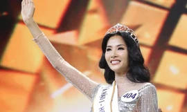 Hoàng Thùy đăng quang Á hậu Hoàn vũ 2017