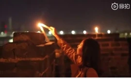 Người dân thành Tương Dương thắp nến nhớ Kim Dung