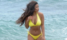 Mỹ nữ ngực khủng Kayleigh Morris nổi bật với bikini bé xíu ở bãi biển