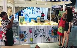 Hương Giang Idol được người dân Thái săn đón khi đi shopping