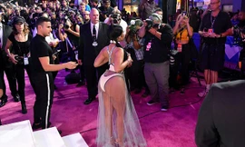 Nicki Minaj phô đường cong 'bỏng mắt' hút rừng ống kính