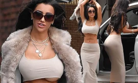 Chloe Khan áo ngắn bó sát không nội y, khoe đường cong 'nghẹt thở'