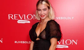 Choáng váng với váy xuyên thấu lộ trọn bầu ngực của Jess Woodley