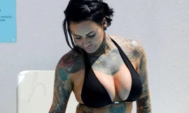 'Nữ hoàng xăm trổ' Jemma Lucy khoe vóc dáng bốc lửa với bikini