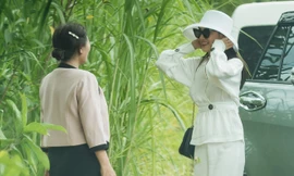 Nhã Phương và cha mẹ khi về thăm nhà cũ vào sáng 25/8 để thắp hương cho tổ tiên.