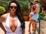 Charlotte Dawson siêu gợi cảm, liên tục vui đùa tình tứ với bạn trai