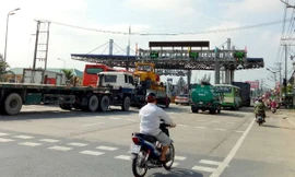 Theo đó, Bộ GTVT thống nhất với đề xuất của Tổng Cục Đường bộ Việt Nam, UBND TP Cần Thơ và tỉnh Hậu Giang, Bộ Giao thông Vận tải quyết định miễn giảm giá cho 1.995 phương tiện lưu thông qua trạm thu phí này. Cụ thể, có 972 phương tiện thuộc phạm vi xã Tân