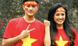 MC Hoài Anh và Xuân Bắc, Tự Long, gửi quà độc đáo tặng U23 Việt Nam