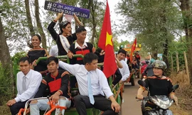 Clip: Đồng bào Ê đê đón H'Hen Niê về buôn bằng xe cày