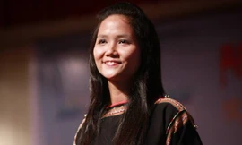 Hoa hậu H'Hen Niê năm 2011 với mái tóc dài, gương mặt trang điểm nhẹ. Ảnh: Inra Jaya. 