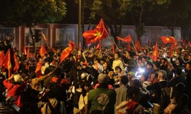 CĐV rầm rầm xuống đường mừng tuyển Việt Nam vào bán kết AFF Cup