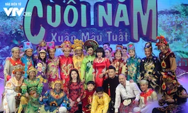 Ê-kíp Táo Quân chụp ảnh lưu niệm sau khi kết thúc buổi ghi hình đầu tiên ở Cung Văn hoá Hữu nghị Hà Nội. Ảnh: VTV.