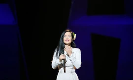 Vừa ra viện, sức khoẻ yếu nhưng Hồng Nhung vẫn hát hết mình gây xúc động