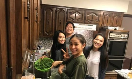 Trường Giang và Nhã Phương tại nhà ca sĩ Hồng Ngọc ở Mỹ. Ảnh: FBNV. 