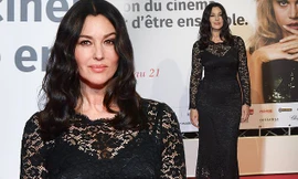 Monica Bellucci phô đường cong cơ thể tuyệt đẹp trong chiếc đầm đen ren ôm sát người