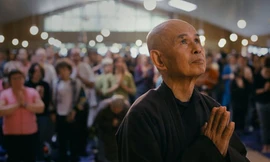 Thiền sư Thích Nhất Hạnh trong phim tài liệu.