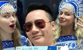 Hoàng Bách chụp cùng các cô gái Nga 