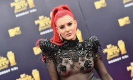 Mặc áo trong suốt không nội y, nữ ca sĩ Mỹ gây sốc tại sự kiện