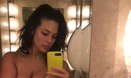 Trong bức ảnh, Ashley Graham dùng một tay che ngực và một tay tự lưu lại hình ảnh của mình trước gương. 
