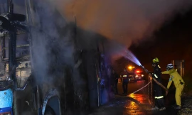 Lính cứu hỏa dập lửa. Ảnh: Reuters 