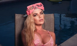 Siêu mẫu ngực khủng khoe đường cong gợi cảm, 'đốt mắt' người xem	