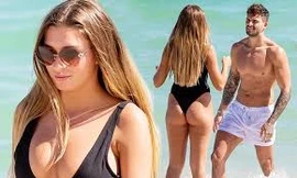 Zara McDermott siêu gợi cảm trên biển, 'thiêu đốt' ánh nhìn