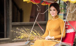 Á hậu Thuỵ Vân mặc áo dài nhung, ngồi xích lô tái hiện hình ảnh của phụ nữ Hà thành thuở xưa 