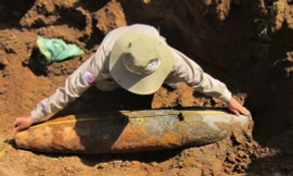 Quả bom nặng 227 kg được đưa lên mặt đất an toàn (Ảnh: N.S)