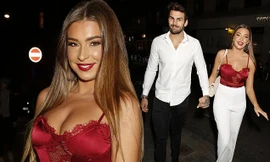 Sao truyền hình Anh khoe ngực đầy hút mắt