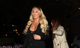 Amber Turner cùng bạn bè váy áo cắt xẻ khoe thể hình quyến rũ đi sự kiện