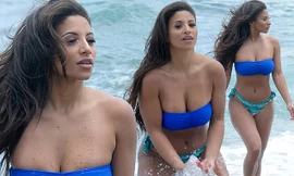 Kayleigh Morris khoe đường cong cơ thể 'rực lửa' với áo tắm