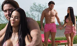 Yazmin Oukhellou nóng bỏng, tình tứ bạn trai không rời ở Ma rốc