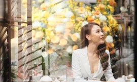 Bạn gái Cường Đô la mặc khoét sâu khoe vòng 1 mướt mắt.