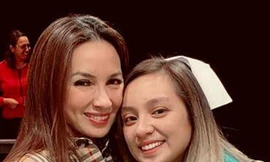 Phi Nhung bên con gái trong ngày ra trường.