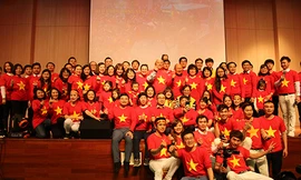 Ông Park Hang-seo chụp ảnh lưu niệm cùng Hội sinh viên Việt Nam tại Hàn Quốc. 