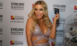 Siêu mẫu Playboy đình đám Carmen Electra diện đầm cắt xẻ hút mắt