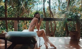 Mới đây, Lovi Poe - diễn viên được mệnh danh là sexy nhất Philippines gây sốt cộng đồng khi khoe bức ảnh nude, tắm nắng giữa thiên nhiên.