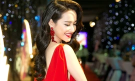 Nhã Phương diện đầm đỏ rực 'gây thương nhớ'
