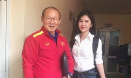 Thu Hoài đang là gương mặt được chú ý sau khi xuất hiện trên hàng loạt báo Hàn những ngày qua với hàng title như: "Cô gái theo sát HLV Park Hang Seo là ai?"