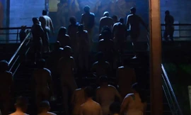 Khỏa thân xem ảnh "nóng"