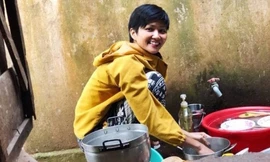 H'hen Niê giản dị ngồi rửa bát