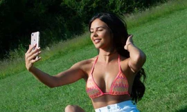 Hoa hậu Vương quốc Anh quyến rũ với nội y, 'lả lơi' ở công viên