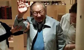 Kim Dung trong ngày sinh nhật 90 tuổi. 