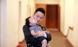 Nam ca sĩ Tùng Dương và con trai - bé Voi. 