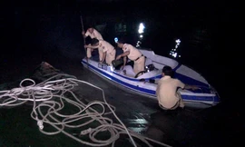 Hiện trường sà lan chở gạch lật úp. Ảnh: Vnexpress