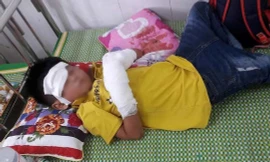 Bé T.X.H. đang nằm cấp cứu tại BV Sản nhi Nghệ An Ảnh: PLO